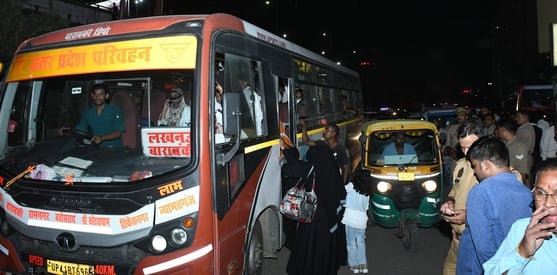 प्रदर्शन करते अधिवक्ता, अयोध्या रोड पर लगा जाम। प्रदर्शन करते अधिवक्ता, अयोध्या रोड पर लगा जाम।