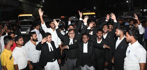 प्रदर्शन करते अधिवक्ता, अयोध्या रोड पर लगा जाम। प्रदर्शन करते अधिवक्ता, अयोध्या रोड पर लगा जाम।