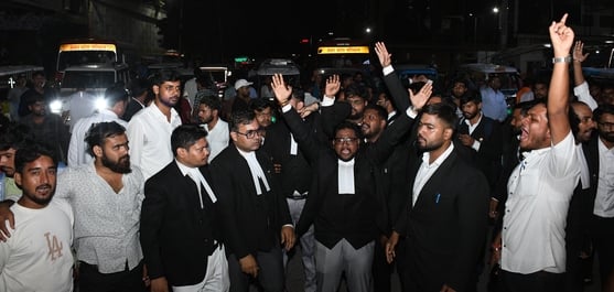 प्रदर्शन करते अधिवक्ता, अयोध्या रोड पर लगा जाम। प्रदर्शन करते अधिवक्ता, अयोध्या रोड पर लगा जाम।