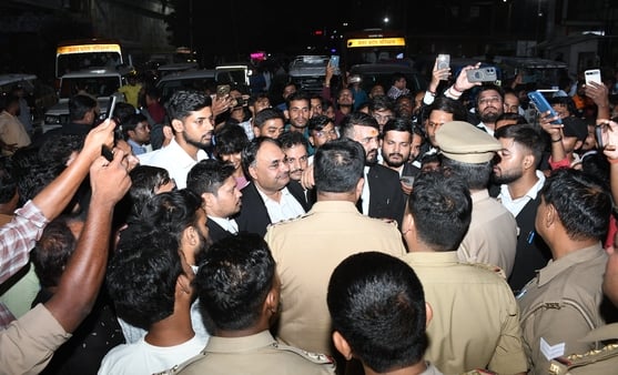 प्रदर्शन करते अधिवक्ता, अयोध्या रोड पर लगा जाम। प्रदर्शन करते अधिवक्ता, अयोध्या रोड पर लगा जाम।