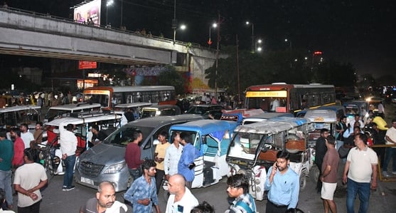 प्रदर्शन करते अधिवक्ता, अयोध्या रोड पर लगा जाम। प्रदर्शन करते अधिवक्ता, अयोध्या रोड पर लगा जाम।