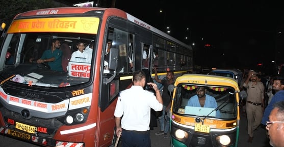 प्रदर्शन करते अधिवक्ता, अयोध्या रोड पर लगा जाम। प्रदर्शन करते अधिवक्ता, अयोध्या रोड पर लगा जाम।