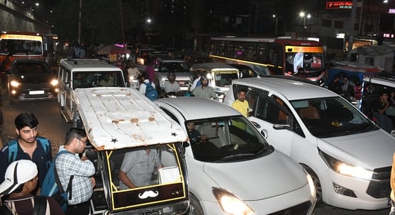 प्रदर्शन करते अधिवक्ता, अयोध्या रोड पर लगा जाम। प्रदर्शन करते अधिवक्ता, अयोध्या रोड पर लगा जाम।