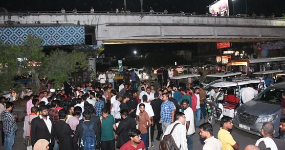 प्रदर्शन करते अधिवक्ता, अयोध्या रोड पर लगा जाम। प्रदर्शन करते अधिवक्ता, अयोध्या रोड पर लगा जाम।