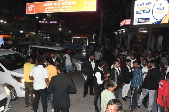 प्रदर्शन करते अधिवक्ता, अयोध्या रोड पर लगा जाम। प्रदर्शन करते अधिवक्ता, अयोध्या रोड पर लगा जाम।