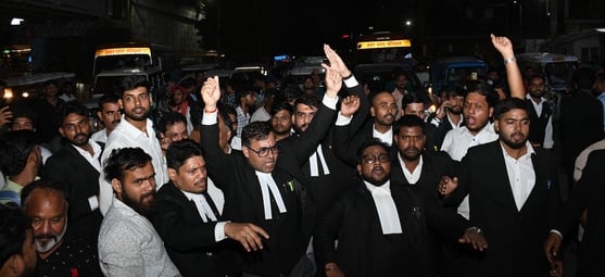 प्रदर्शन करते अधिवक्ता, अयोध्या रोड पर लगा जाम। प्रदर्शन करते अधिवक्ता, अयोध्या रोड पर लगा जाम।