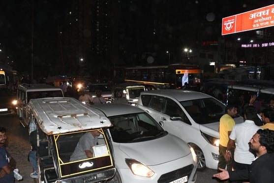 प्रदर्शन करते अधिवक्ता, अयोध्या रोड पर लगा जाम। प्रदर्शन करते अधिवक्ता, अयोध्या रोड पर लगा जाम।