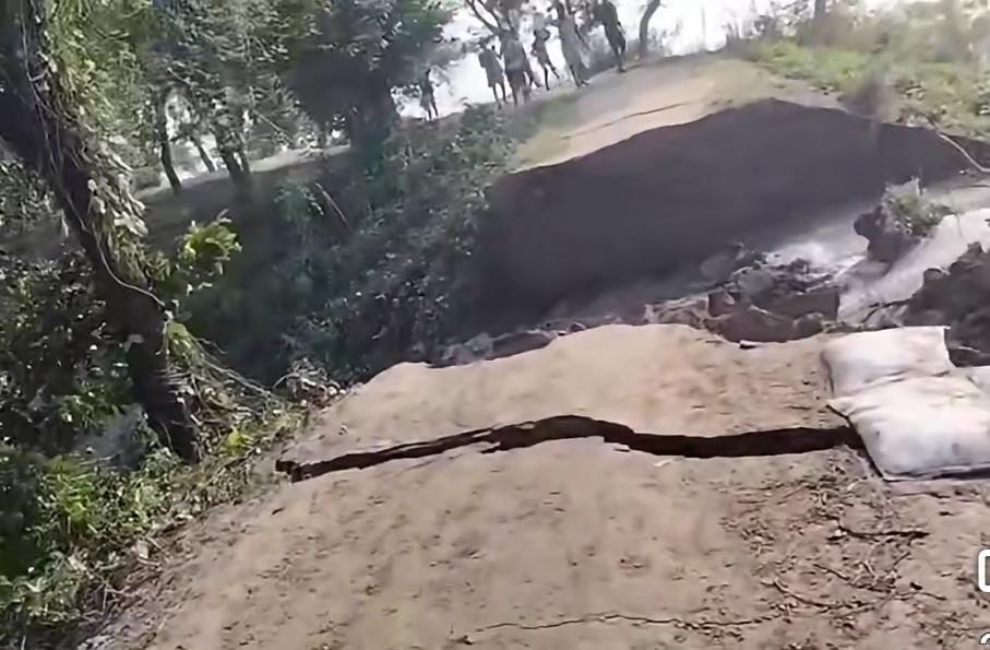 रिंग बांध टूटने से दहशत में ग्रामीण रिंग बांध टूटने से दहशत में ग्रामीण