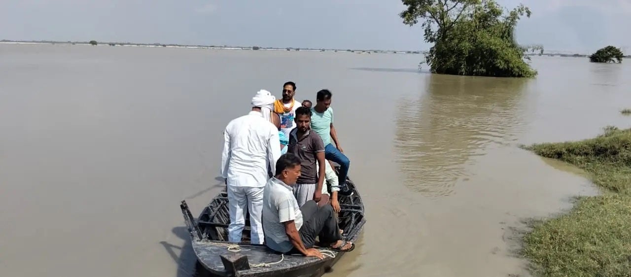 रिंग बांध टूटने से दहशत में ग्रामीण रिंग बांध टूटने से दहशत में ग्रामीण