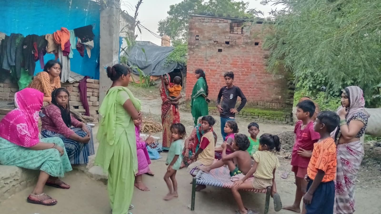 राहुल व सम्राट की फाइल फोटो। टेढ़ी नदी में इसी जगह हुआ हादसा व माैके पर जुटी भीड़। राहुल व सम्राट की फाइल फोटो। टेढ़ी नदी में इसी जगह हुआ हादसा व माैके पर जुटी भीड़।