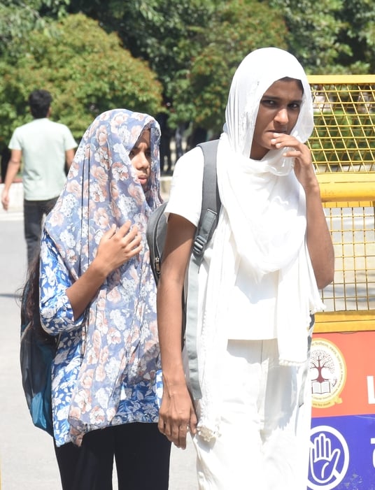 राजधानी में बृहस्पतिवार को तेज धूप ने परेशान किया। राजधानी में बृहस्पतिवार को तेज धूप ने परेशान किया।