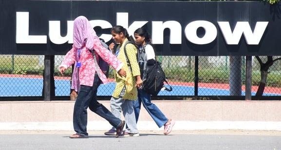 राजधानी में बृहस्पतिवार को तेज धूप ने परेशान किया। राजधानी में बृहस्पतिवार को तेज धूप ने परेशान किया।
