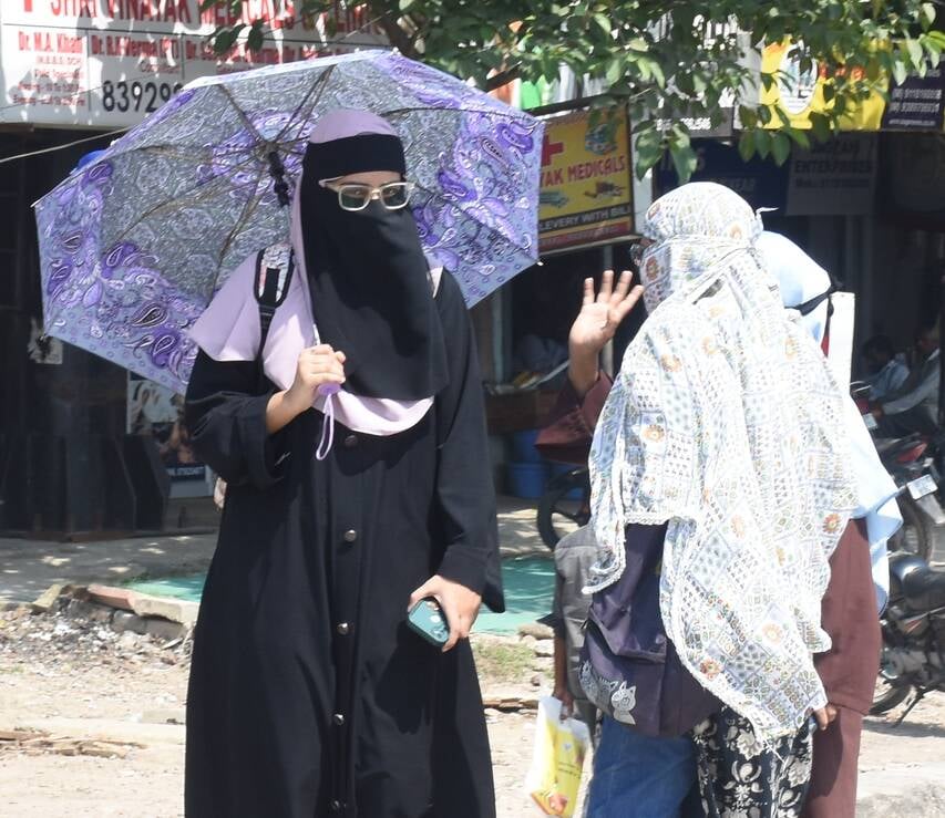 राजधानी में बृहस्पतिवार को तेज धूप ने परेशान किया। राजधानी में बृहस्पतिवार को तेज धूप ने परेशान किया।