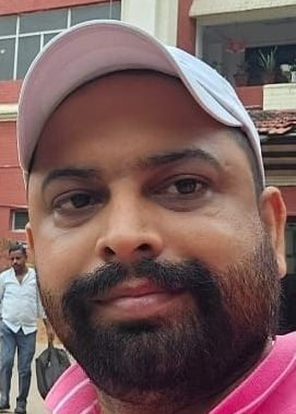 रेलवे स्टेशन पर पार्सल कार्यालय के बाहर खुला चैंबर। संवाद