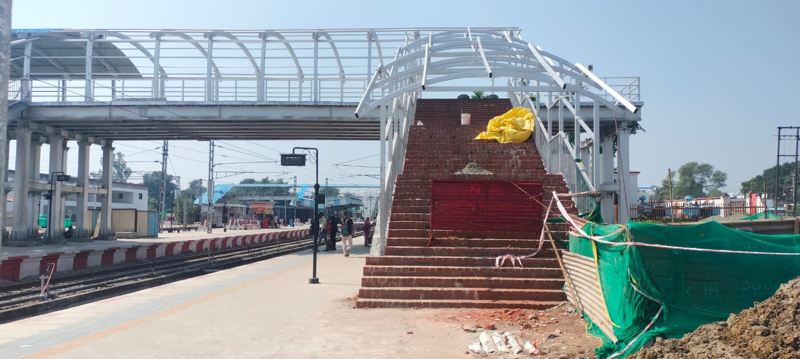 रेलवे स्टेशन पर पार्सल कार्यालय के बाहर खुला चैंबर। संवाद
