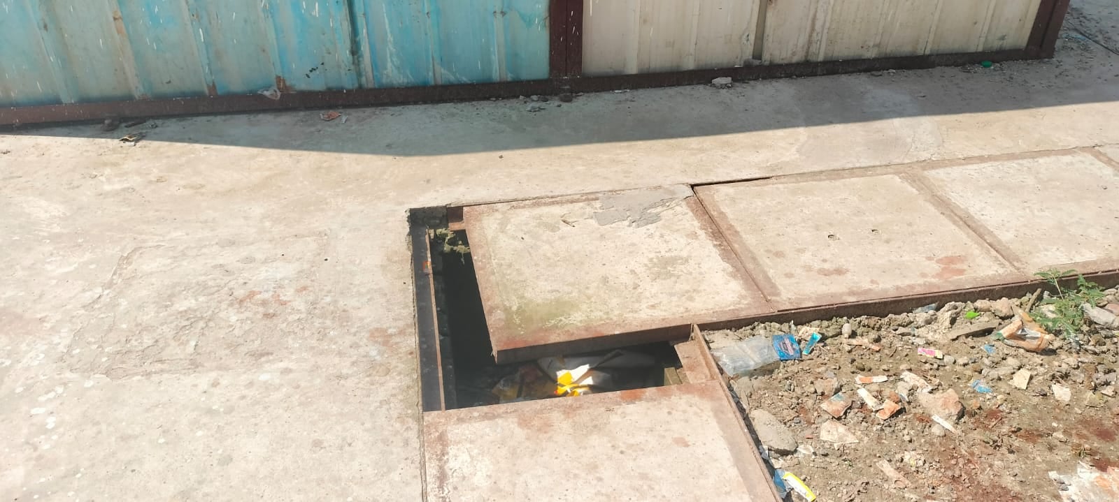 रेलवे स्टेशन पर पार्सल कार्यालय के बाहर खुला चैंबर। संवाद