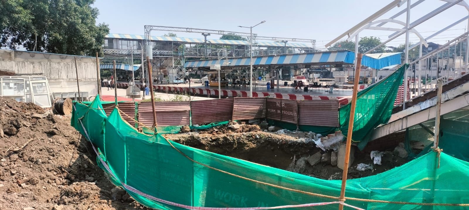 रेलवे स्टेशन पर पार्सल कार्यालय के बाहर खुला चैंबर। संवाद