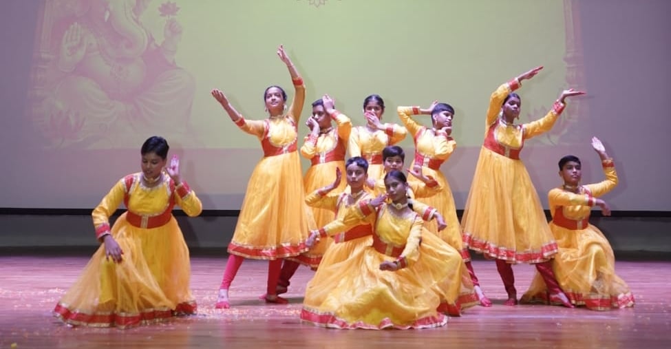 समूहगान और नृत्य में दिखाई प्रतिभा