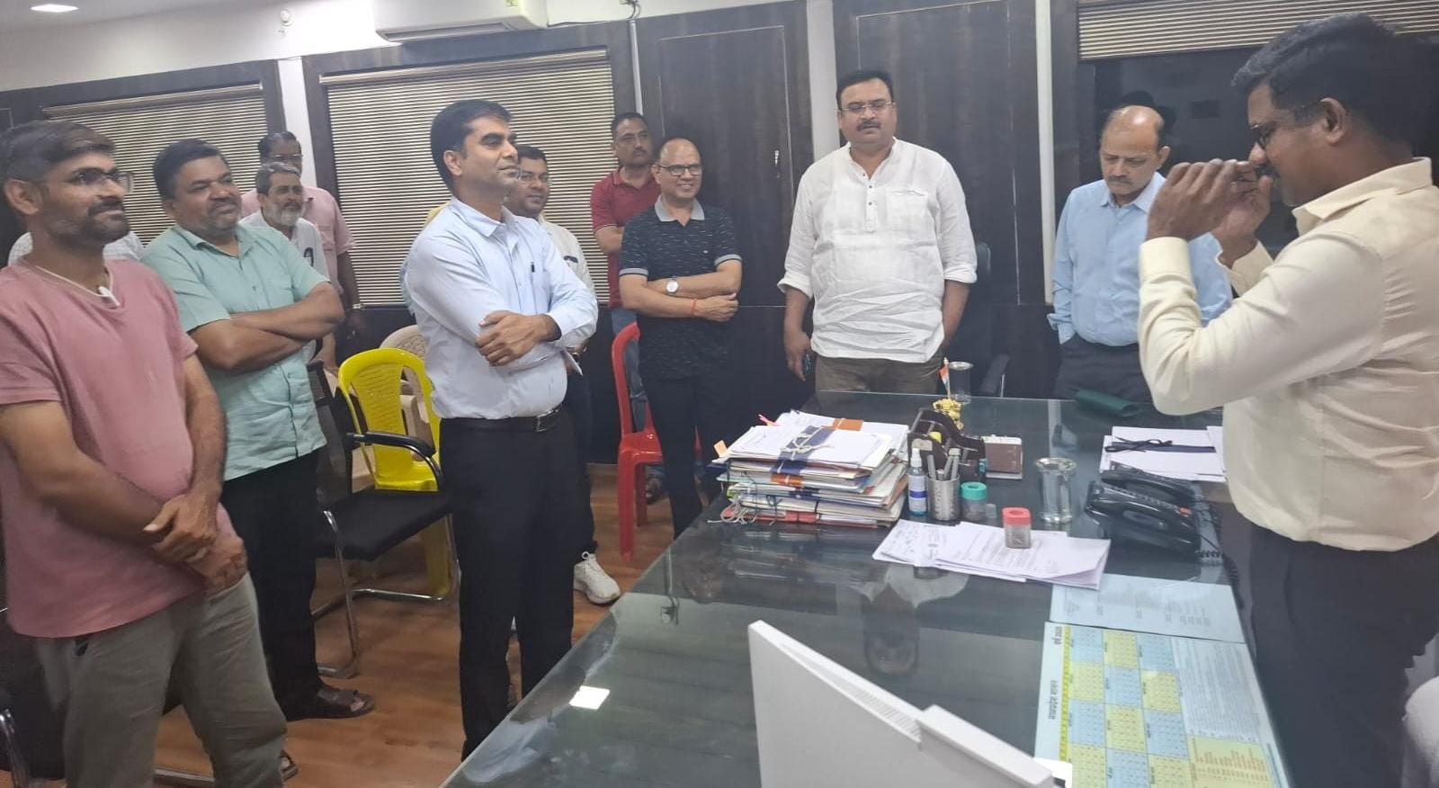 मध्य प्रदेश हाउसिंग बोर्ड विरोध प्रदर्शन करते हुए स्थानीय निवासी 