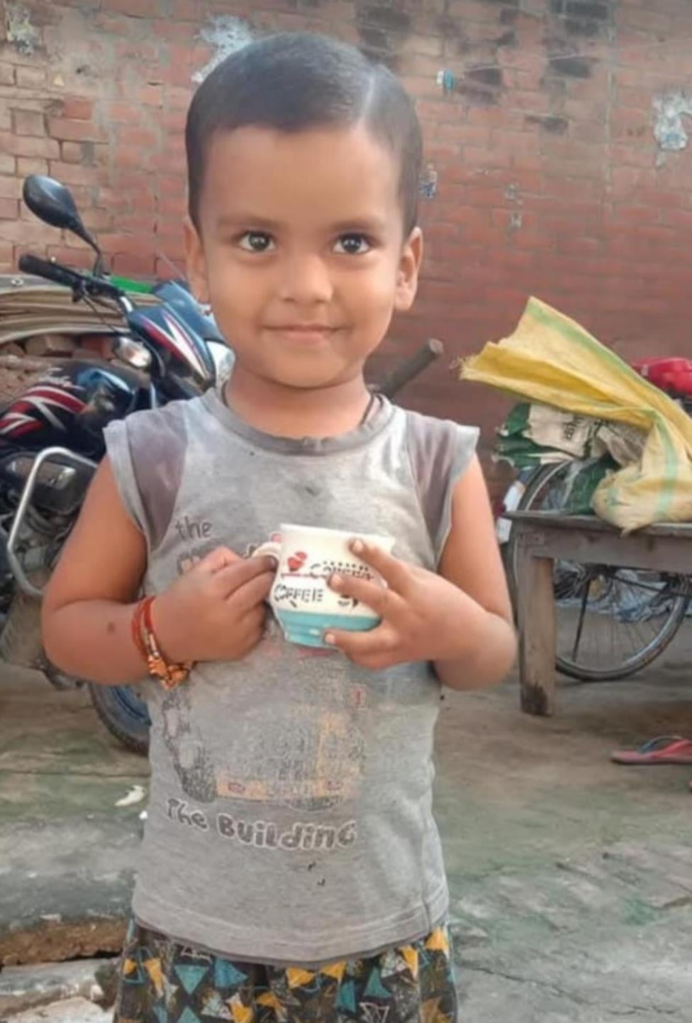 सतरिख के भिखारी पुरवा में शौर्य के घर के बाहर लगी भीड़। साथ में पुलिस बल। सतरिख के भिखारी पुरवा में शौर्य के घर के बाहर लगी भीड़। साथ में पुलिस बल।