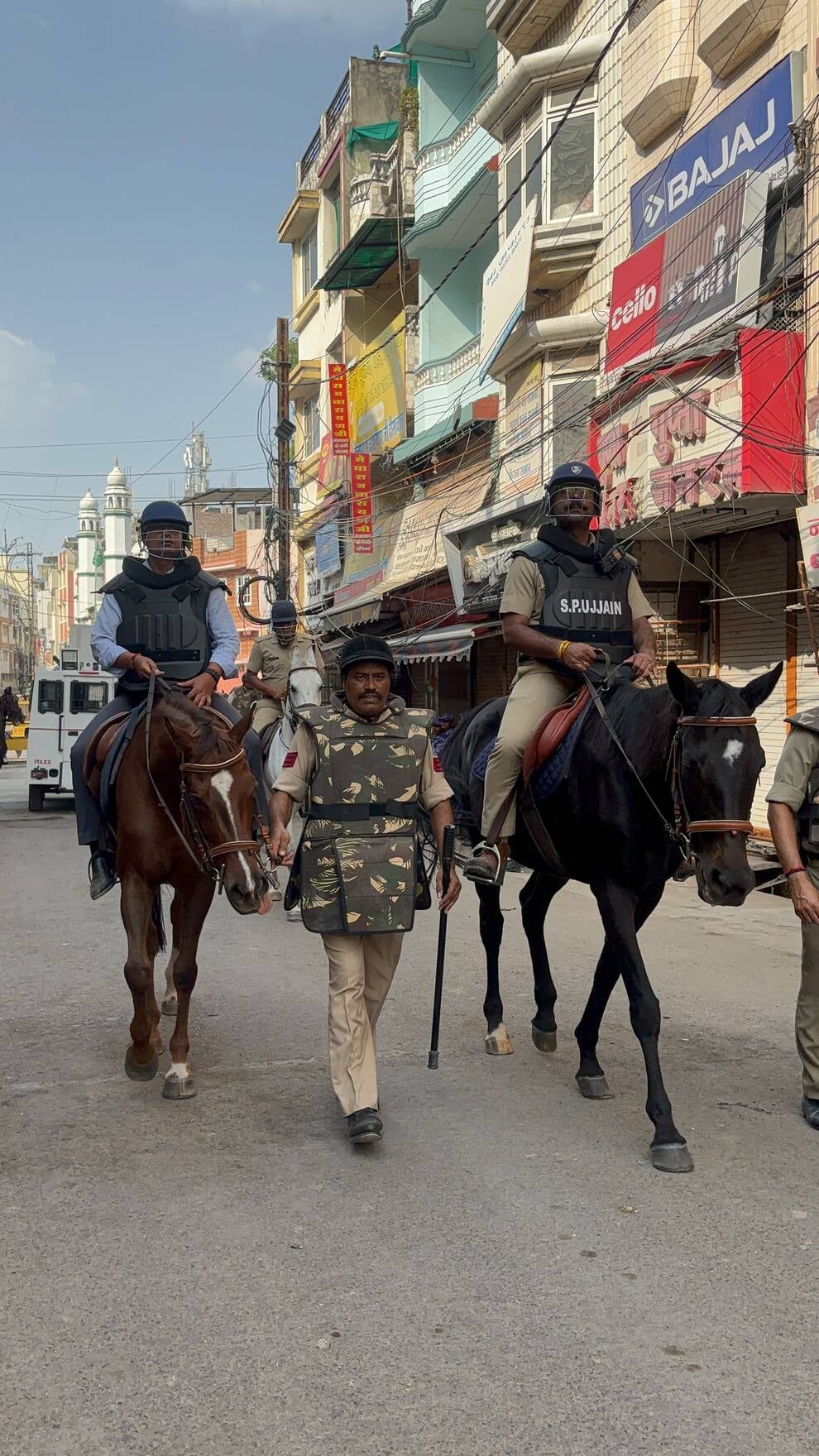 शाही मस्जिद पर भारी पुलिस मौजूद शाही मस्जिद पर भारी पुलिस मौजूद