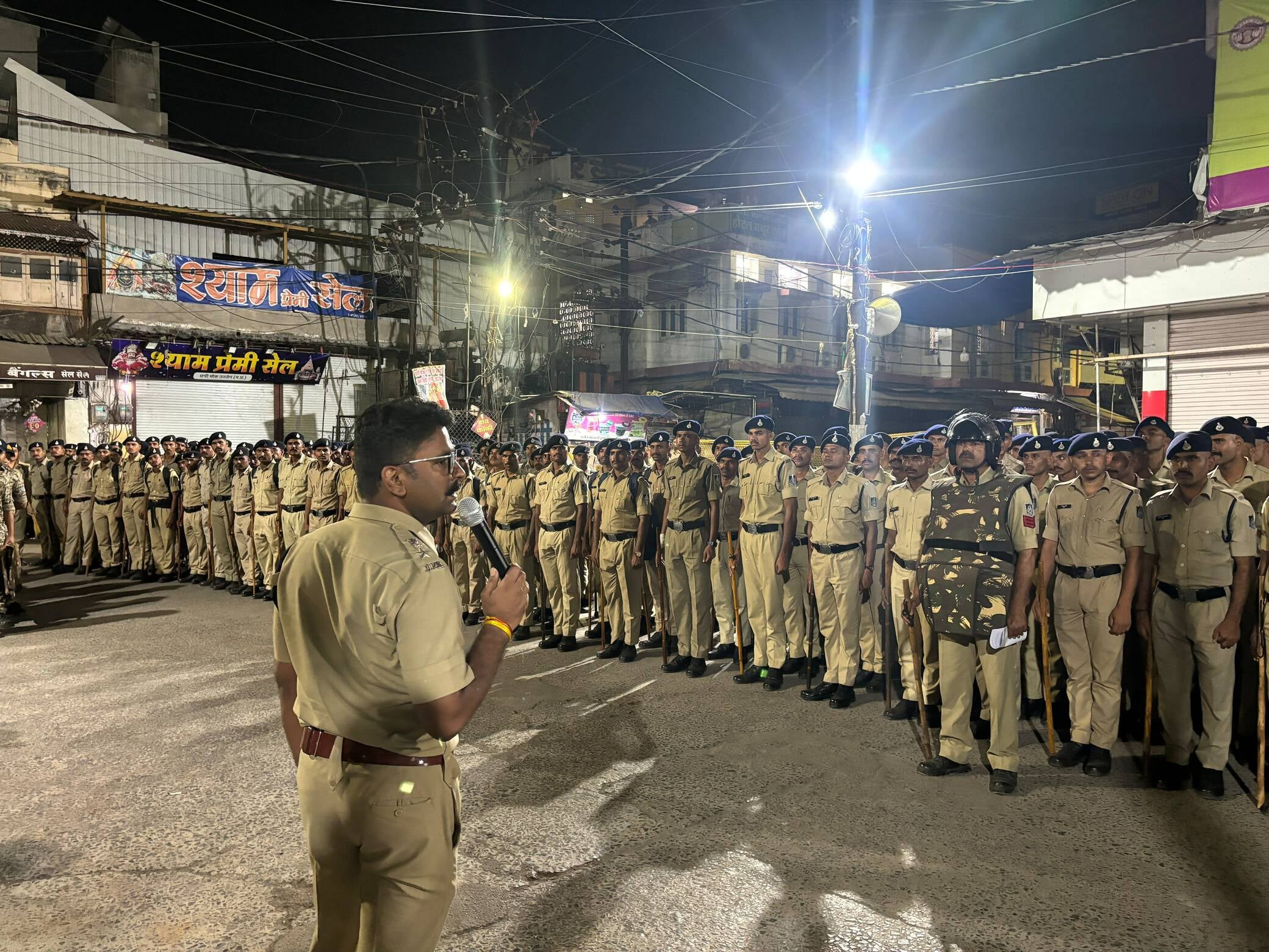 शाही मस्जिद पर भारी पुलिस मौजूद शाही मस्जिद पर भारी पुलिस मौजूद
