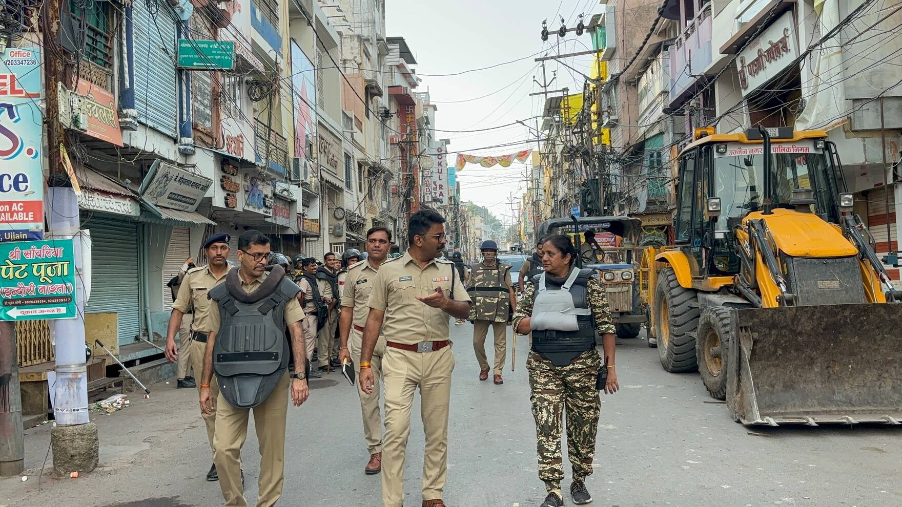 शाही मस्जिद पर भारी पुलिस मौजूद शाही मस्जिद पर भारी पुलिस मौजूद