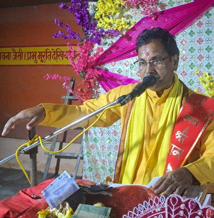 शाहजहांपुर में भागवत कथा सुनाते अंकुर शुक्ला। स्रोत: आयोजक शाहजहांपुर में भागवत कथा सुनाते अंकुर शुक्ला। स्रोत: आयोजक