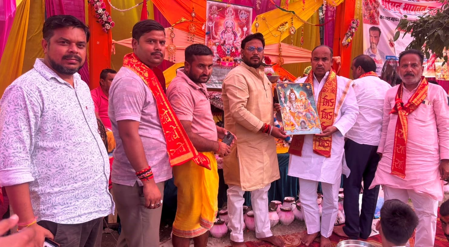 शाहजहांपुर में भागवत कथा सुनाते अंकुर शुक्ला। स्रोत: आयोजक शाहजहांपुर में भागवत कथा सुनाते अंकुर शुक्ला। स्रोत: आयोजक