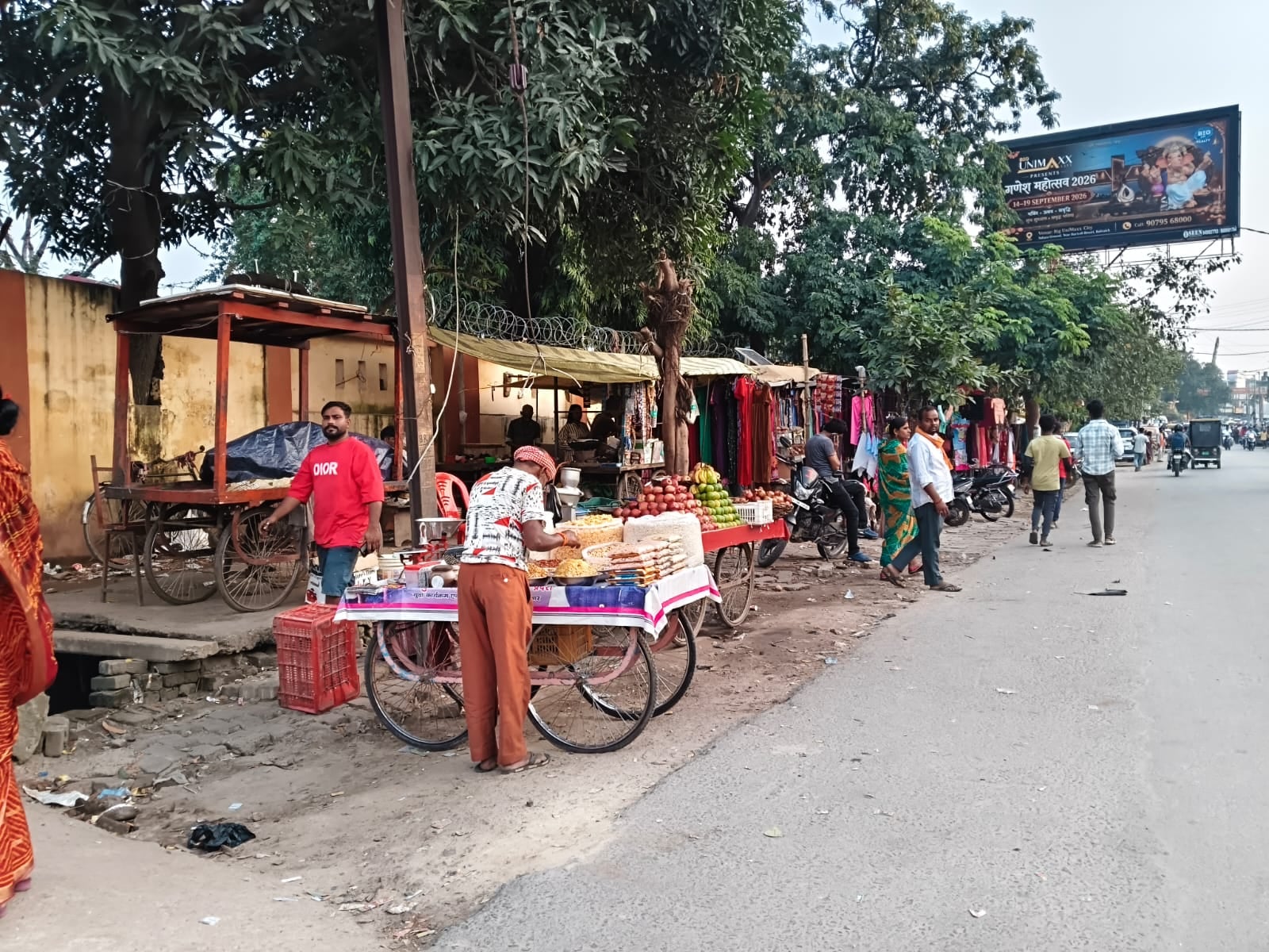 शहर में फैला कूड़ा व सड़क पर लगीं दुकानें। शहर में फैला कूड़ा व सड़क पर लगीं दुकानें।