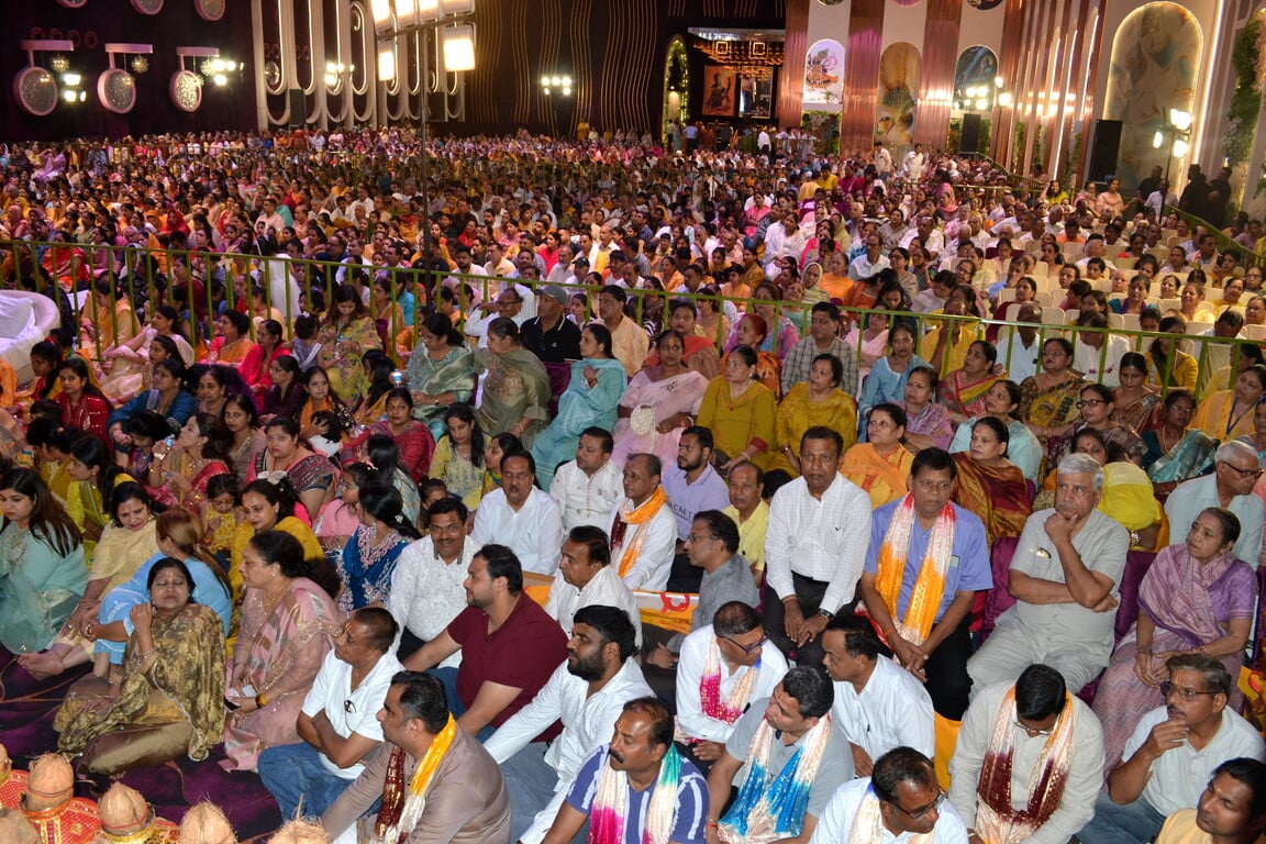 श्री खाटू श्याम कीर्तन मंडल की ओर से आयोजित श्रीमद्भागवत कथा में प्रवचन सुनाती देवी चित्रलेखा।