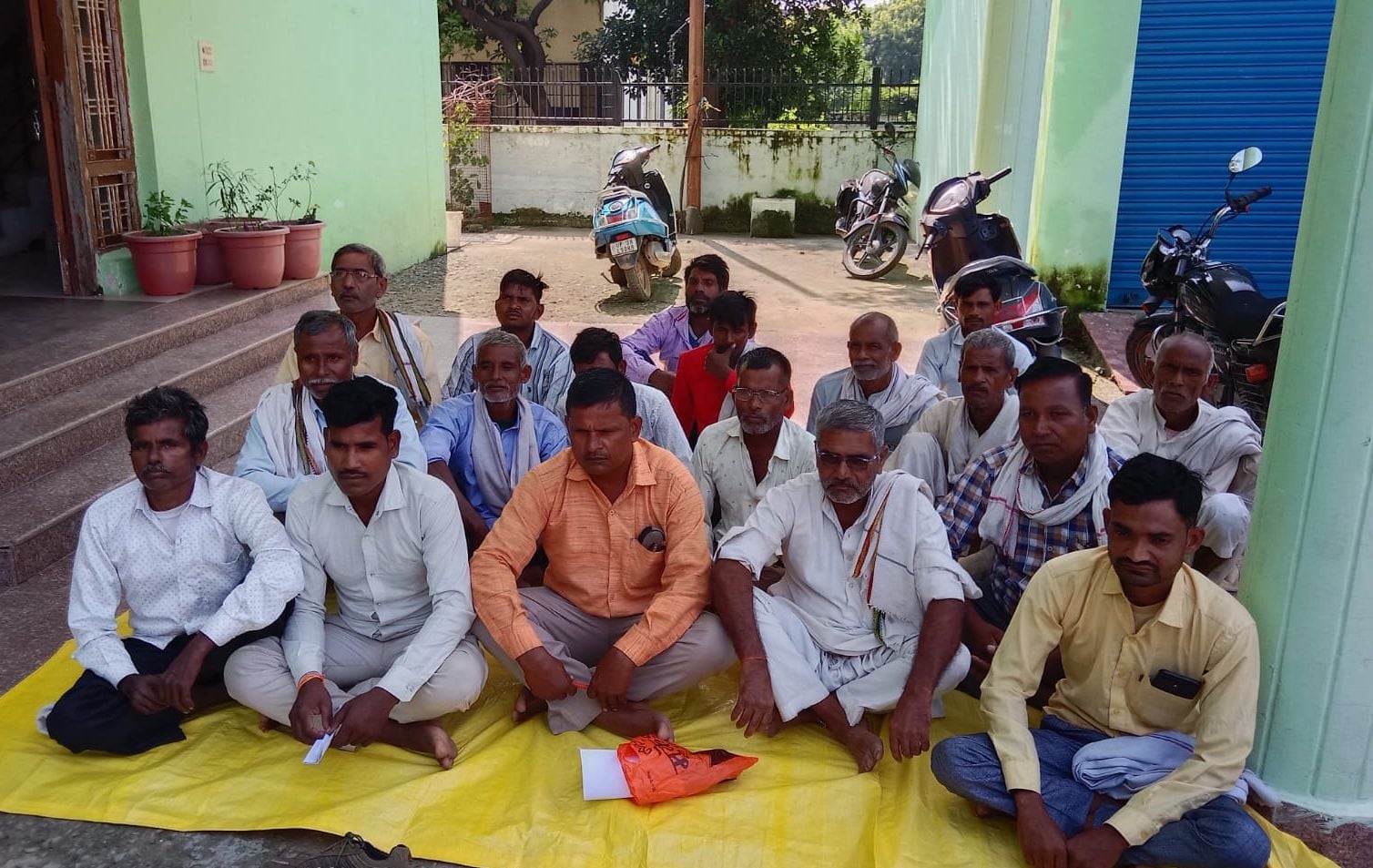दातागंज-शाहजहांपुर रोड पर मानपुर पुलिया के ऊपर से निकलता पानी। संवाद दातागंज-शाहजहांपुर रोड पर मानपुर पुलिया के ऊपर से निकलता पानी। संवाद