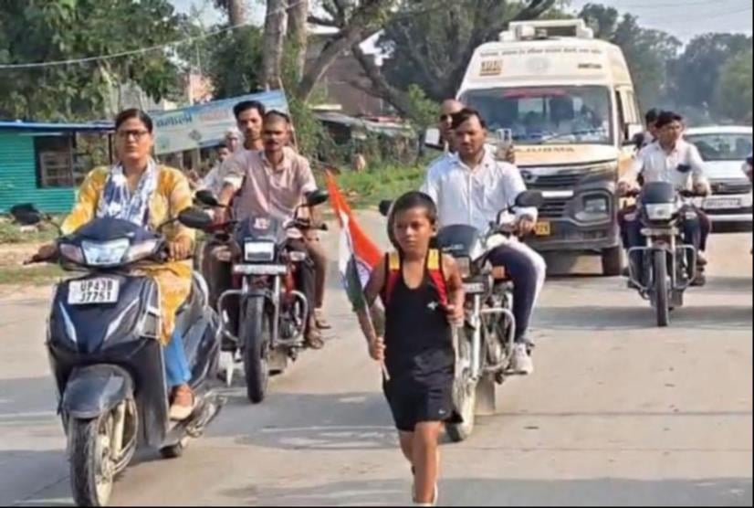 दौड़ लगाती अनामिका मिश्रा व सम्मानित करते डीआईजी। स्रोत: वीडियोग्रैब दौड़ लगाती अनामिका मिश्रा व सम्मानित करते डीआईजी। स्रोत: वीडियोग्रैब