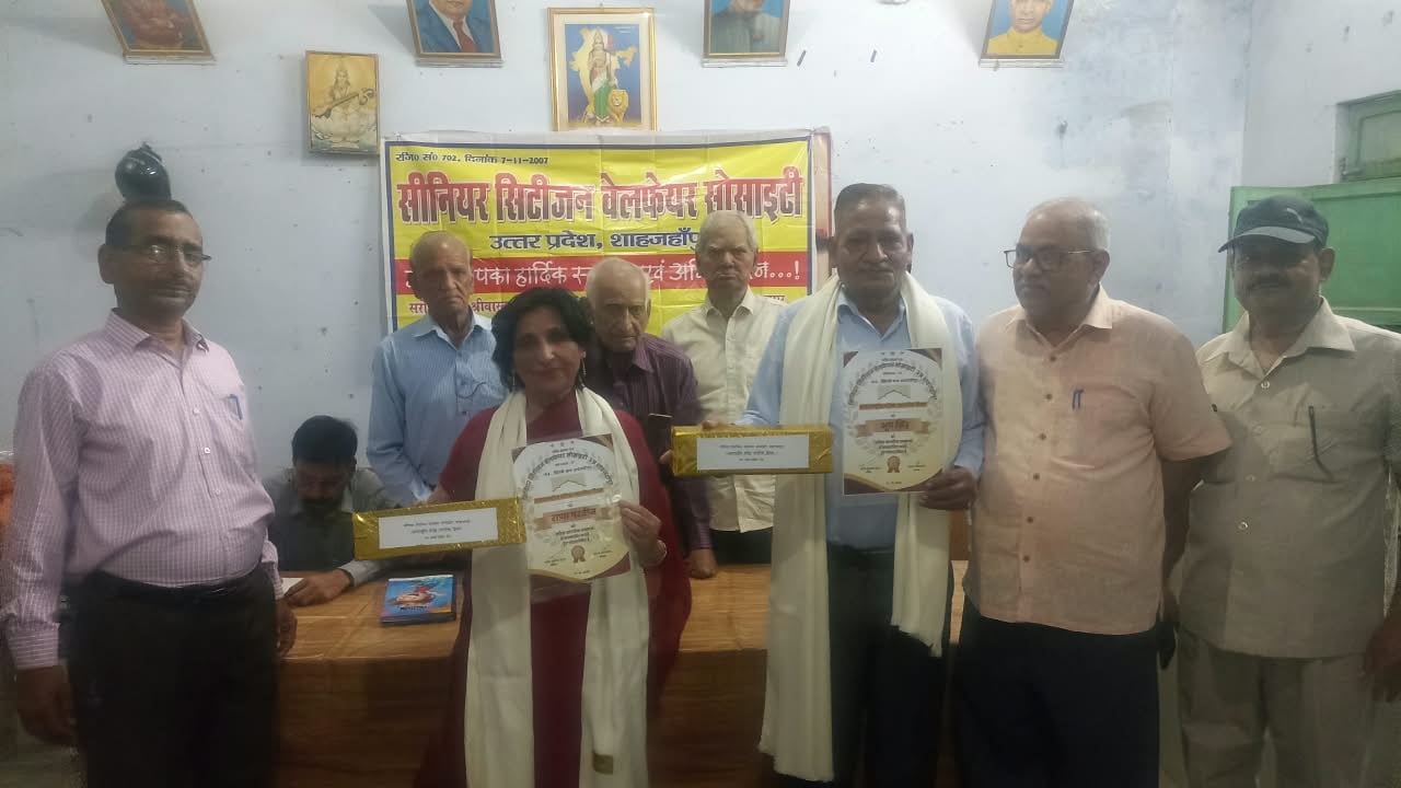 विनोबा सेवा आश्रम में वृद्धजनों को सम्मानित करते ददरौल विधायक अरविंद सिंह। स्रोत: सूचना विभाग