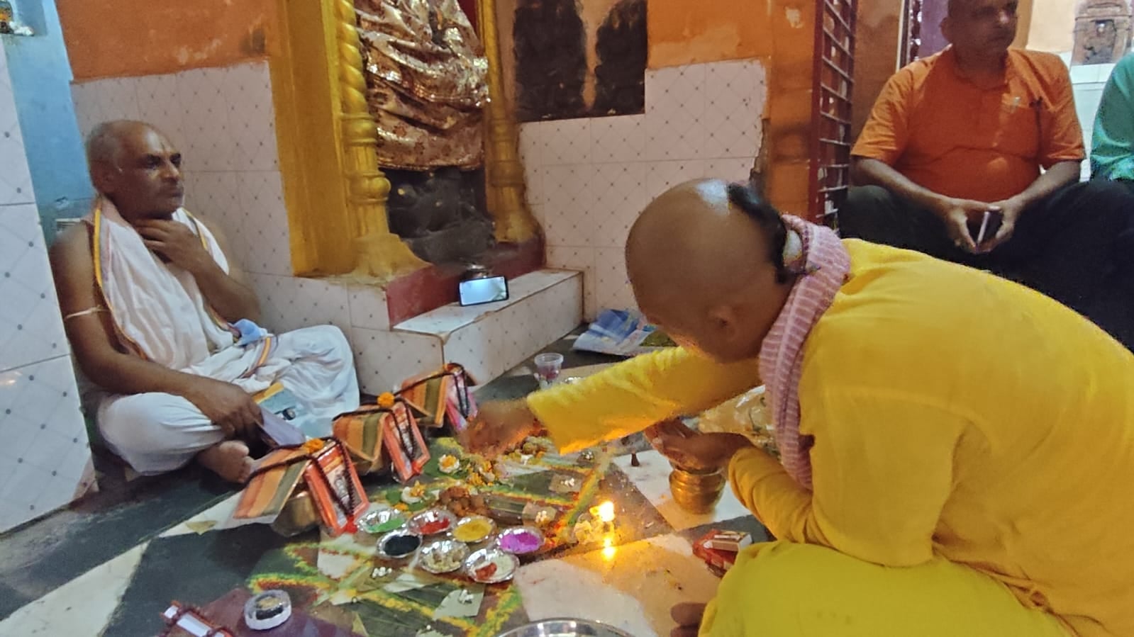 विदेश में बैठे अजय गुप्ता ने वीडियो कॉल के जरिए गयाजी के देवघाट पर कराया ऑनलाइन पिंडदान, कर्मका विदेश में बैठे अजय गुप्ता ने वीडियो कॉल के जरिए गयाजी के देवघाट पर कराया ऑनलाइन पिंडदान, कर्मका