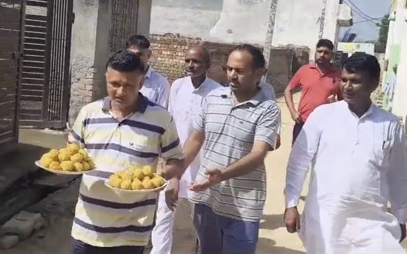 02जेएनडी04: कीर्ति शर्मा के पिता विजय, दादा रामजुआरी व दादी को मिठाई खिलाकर खुशी मनाते ग्रामीण