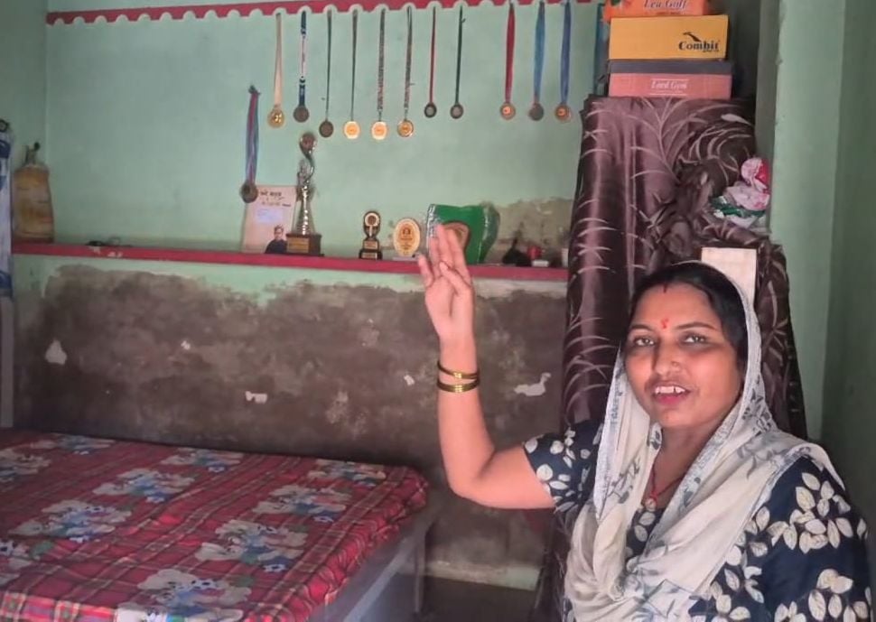 02जेएनडी04: कीर्ति शर्मा के पिता विजय, दादा रामजुआरी व दादी को मिठाई खिलाकर खुशी मनाते ग्रामीण