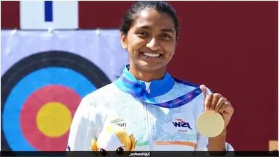 02जेएनडी04: कीर्ति शर्मा के पिता विजय, दादा रामजुआरी व दादी को मिठाई खिलाकर खुशी मनाते ग्रामीण