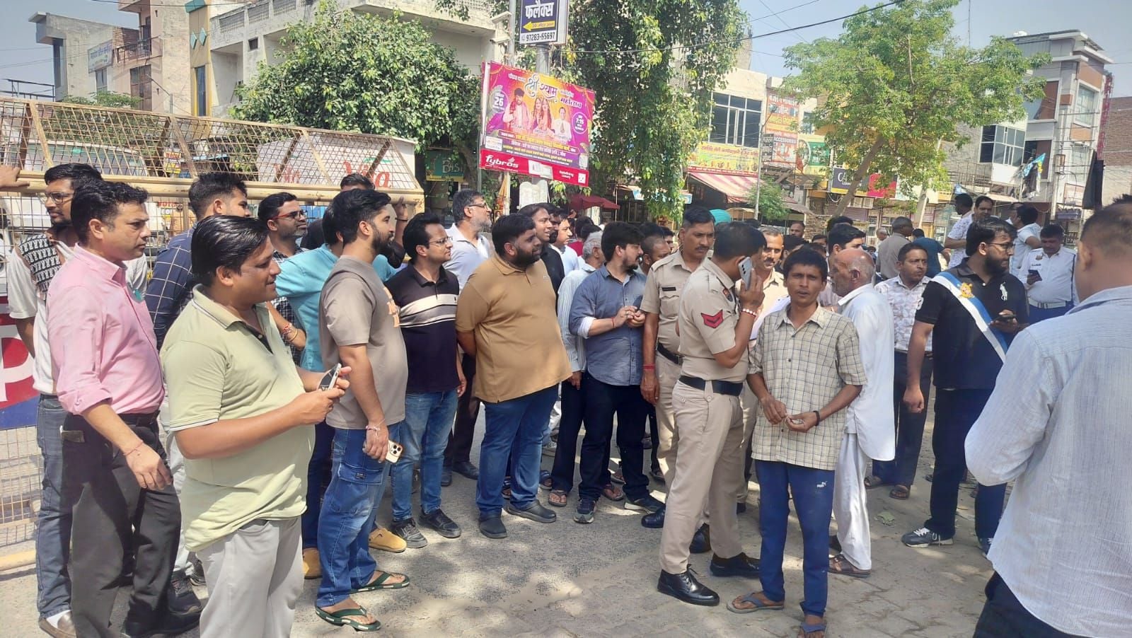 02जेएनडी23: सफीदों रोड पर जाम लगाने के बाद मौके पर पहुंचे लोक निर्माण विभाग के एक्सईन राजकुमार 02जेएनडी23: सफीदों रोड पर जाम लगाने के बाद मौके पर पहुंचे लोक निर्माण विभाग के एक्सईन राजकुमार
