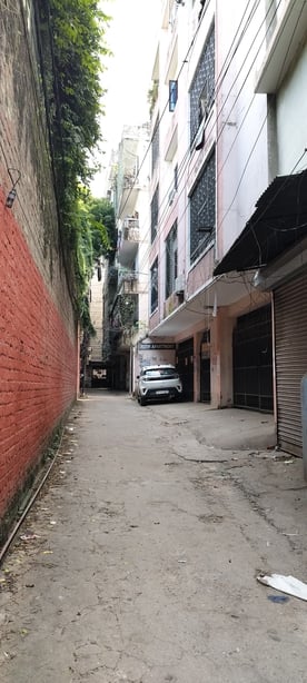 ऐसी संकरी गलियों में बन गए हैं कई अपार्टमेंट। ऐसी संकरी गलियों में बन गए हैं कई अपार्टमेंट।