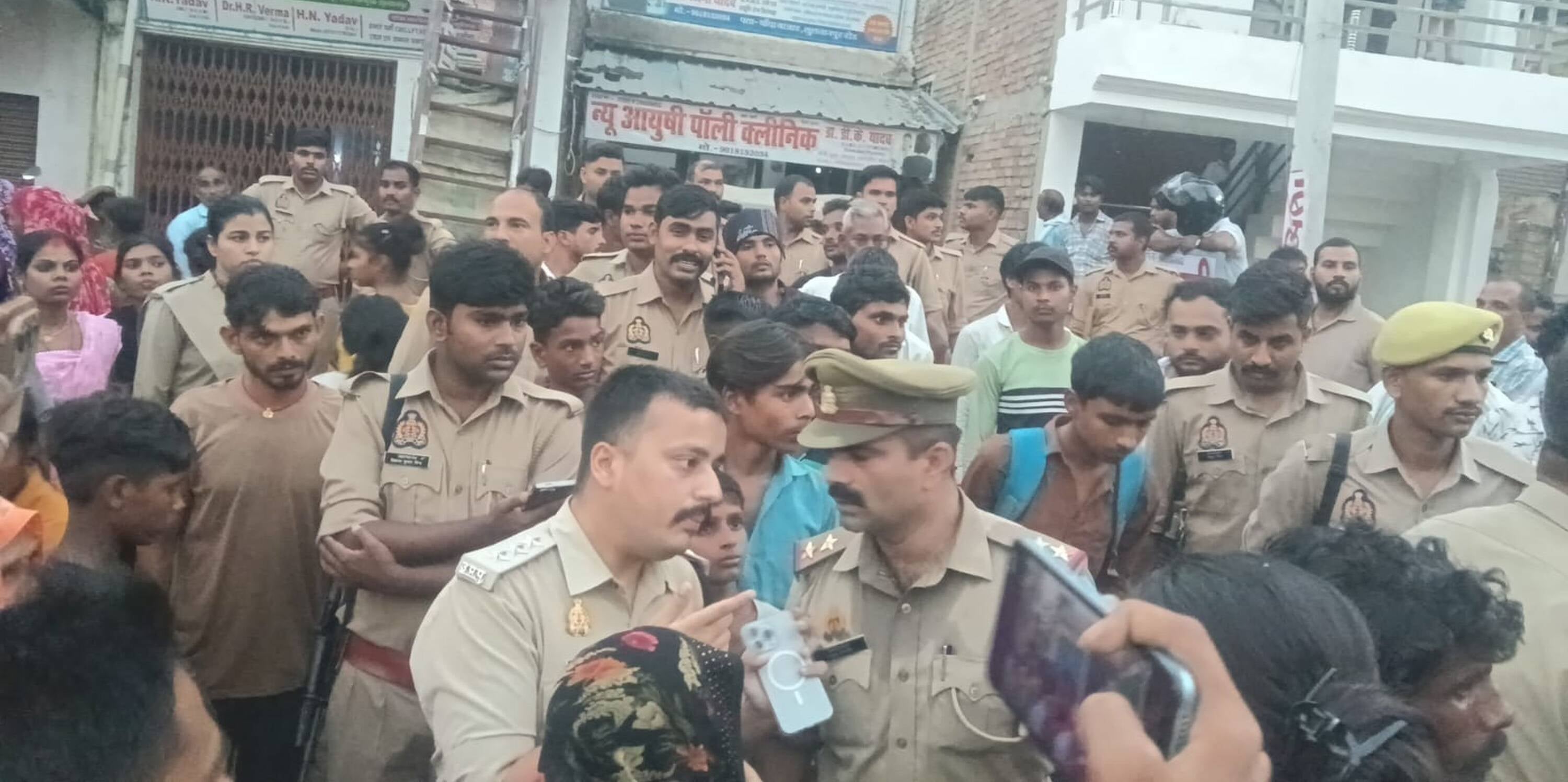 अस्पताल को सील किया। अस्पताल को सील किया।