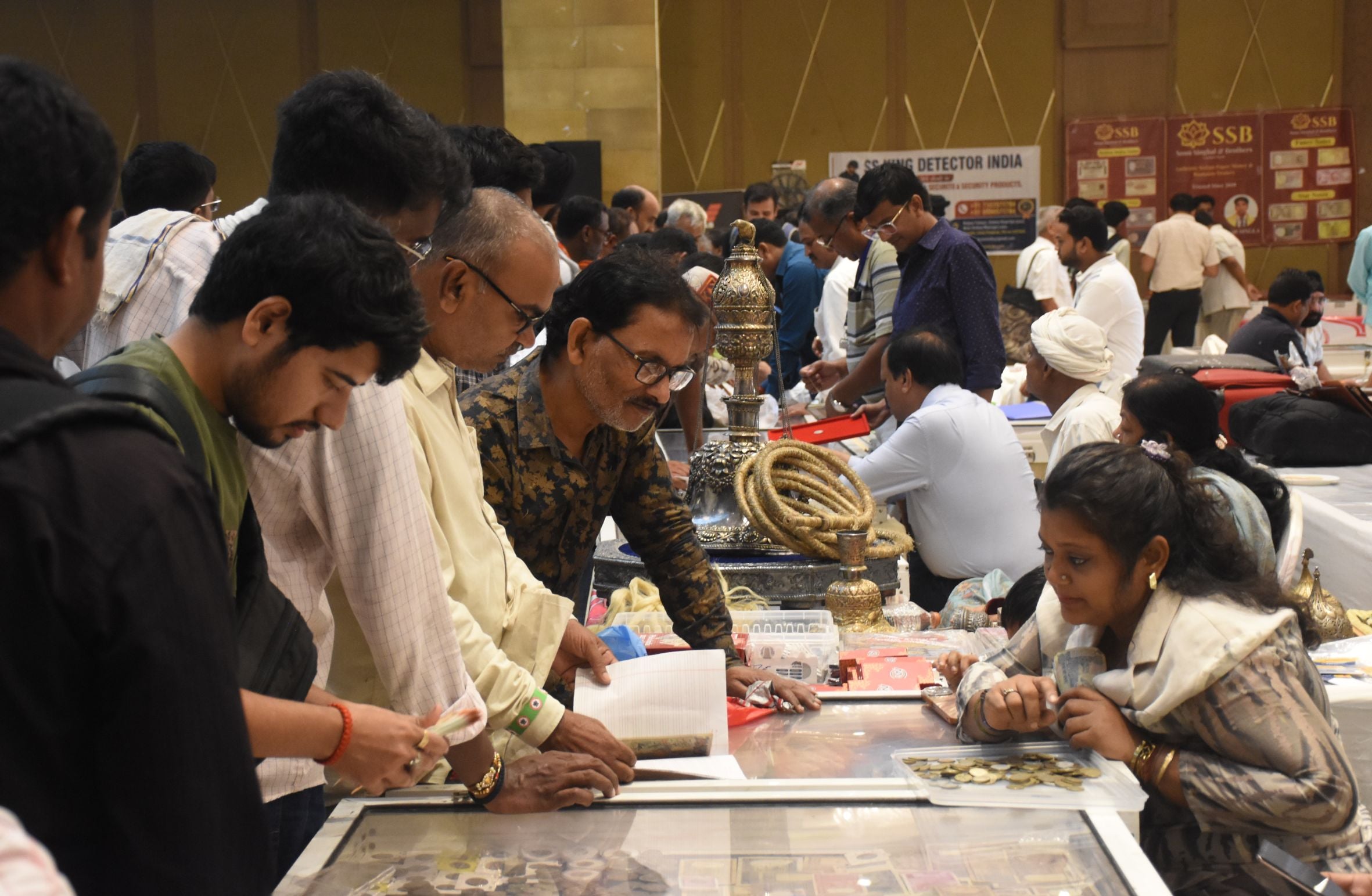 अवध कॉइन क्लब ने लगाई सिक्कों की प्रदर्शनी अवध कॉइन क्लब ने लगाई सिक्कों की प्रदर्शनी