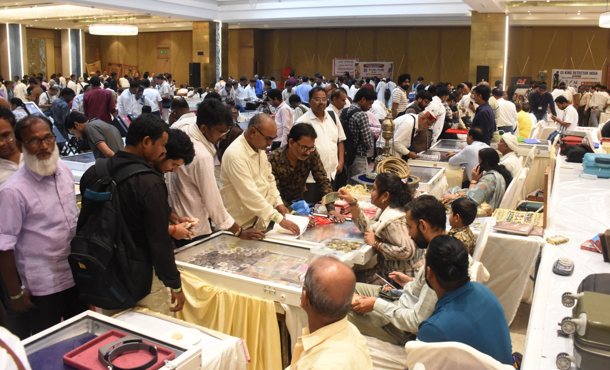 अवध कॉइन क्लब ने लगाई सिक्कों की प्रदर्शनी अवध कॉइन क्लब ने लगाई सिक्कों की प्रदर्शनी