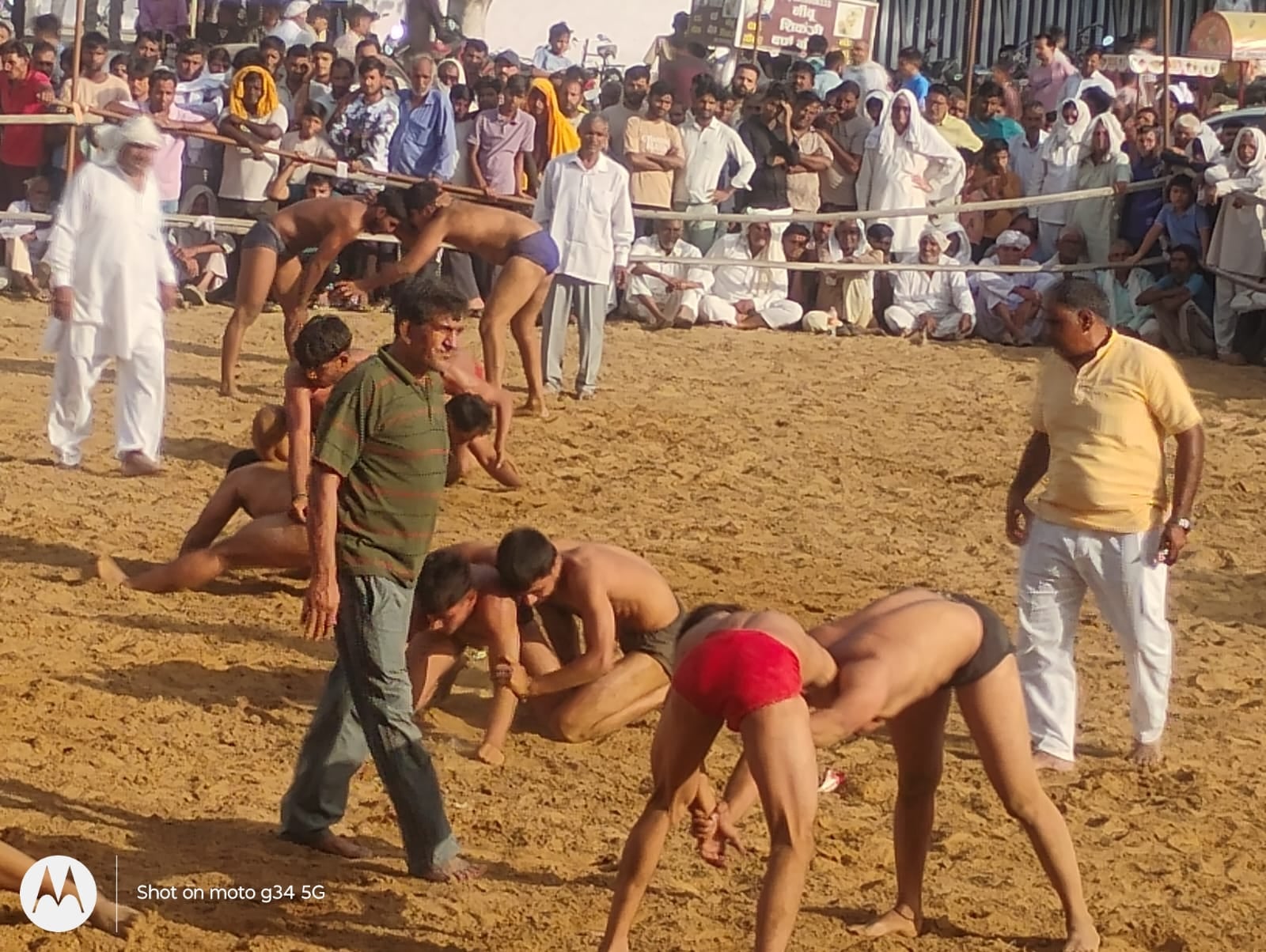 बावल में आयोजित गांधी जयंती खेल महोत्सव के फुटबॉल फाइनल में विजेता जूनियर हरियाणा टीम के खिलाड़ बावल में आयोजित गांधी जयंती खेल महोत्सव के फुटबॉल फाइनल में विजेता जूनियर हरियाणा टीम के खिलाड़