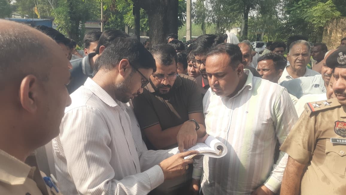 छछरौली बिजली निगम के कार्यालय परिसर में धरने पर बैठे मृतक संजीव कुमार के परिजन। संवाद छछरौली बिजली निगम के कार्यालय परिसर में धरने पर बैठे मृतक संजीव कुमार के परिजन। संवाद
