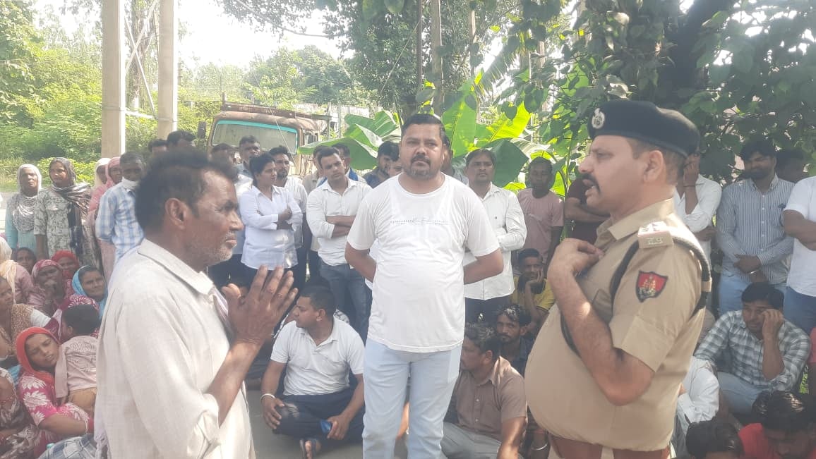 छछरौली बिजली निगम के कार्यालय परिसर में धरने पर बैठे मृतक संजीव कुमार के परिजन। संवाद छछरौली बिजली निगम के कार्यालय परिसर में धरने पर बैठे मृतक संजीव कुमार के परिजन। संवाद