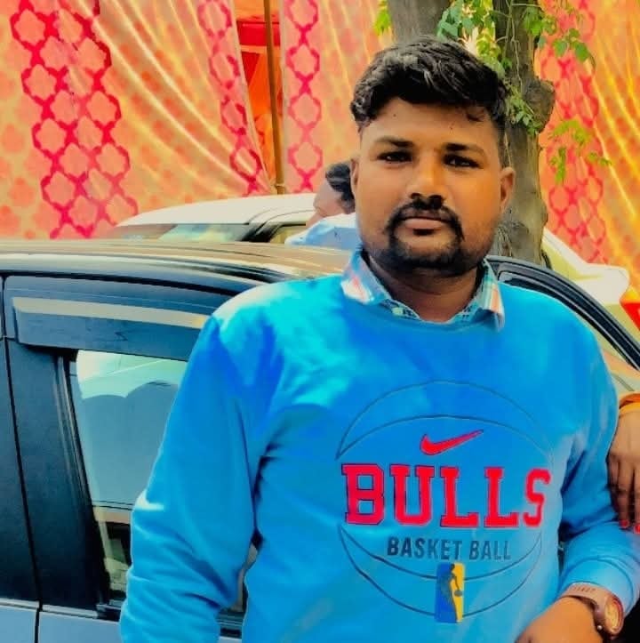 छछरौली बिजली निगम के कार्यालय परिसर में धरने पर बैठे मृतक संजीव कुमार के परिजन। संवाद छछरौली बिजली निगम के कार्यालय परिसर में धरने पर बैठे मृतक संजीव कुमार के परिजन। संवाद