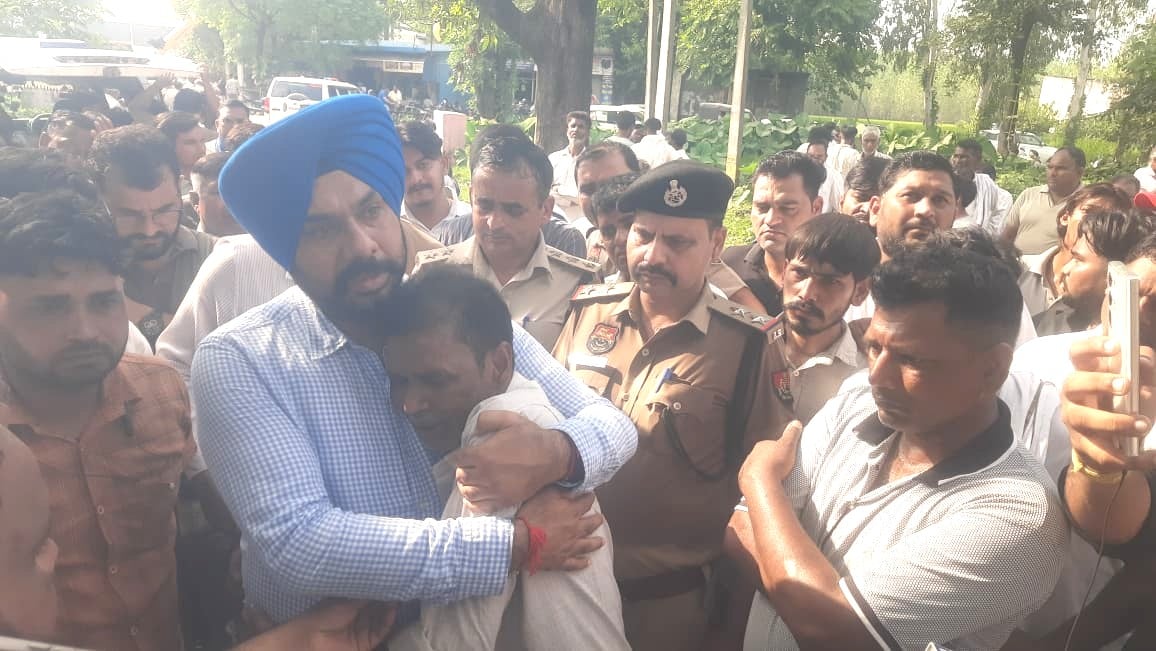 छछरौली बिजली निगम के कार्यालय परिसर में धरने पर बैठे मृतक संजीव कुमार के परिजन। संवाद छछरौली बिजली निगम के कार्यालय परिसर में धरने पर बैठे मृतक संजीव कुमार के परिजन। संवाद