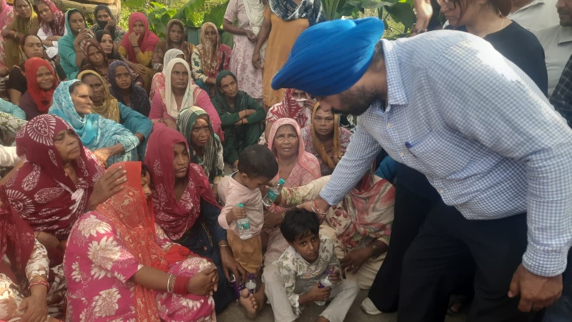 छछरौली बिजली निगम के कार्यालय परिसर में धरने पर बैठे मृतक संजीव कुमार के परिजन। संवाद छछरौली बिजली निगम के कार्यालय परिसर में धरने पर बैठे मृतक संजीव कुमार के परिजन। संवाद