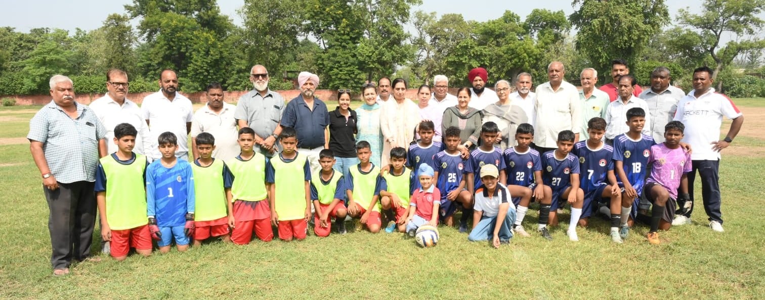 छावनी स्थित बीडी सीनियर सेकेंडरी स्कूल के रोबर्ट पैवेलियन मैदान में फुटबाल मैच में भिड़ते खिल